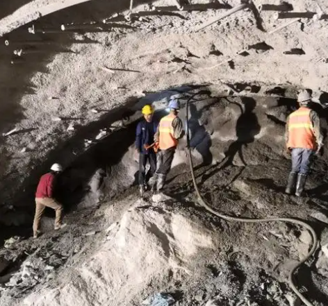 鹤峰拱顶带模注浆料的施工流程及注意事项